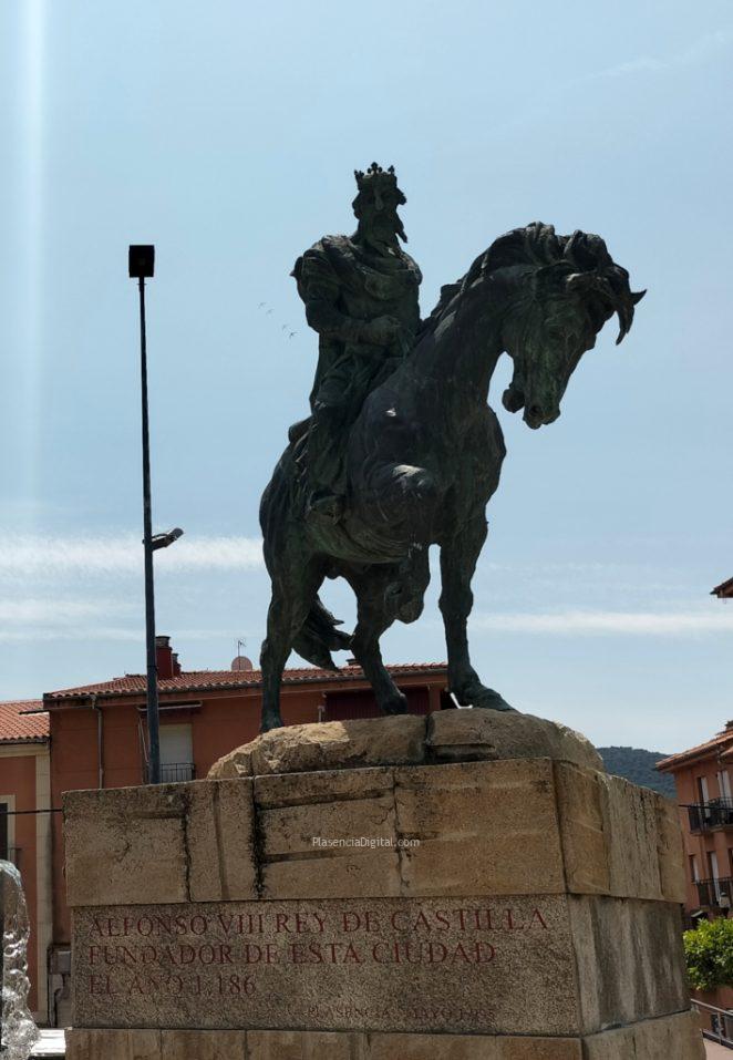 Escultura de Alfonso VIII, Plasencia