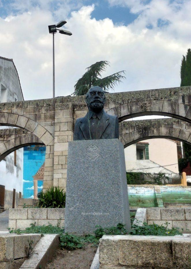 Busto de Marceliano Sayáns en la Plaza de la Salud de Plasencia