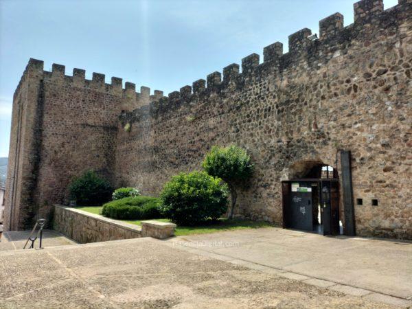 Entrada al recinto Torre Lucía, Plasencia